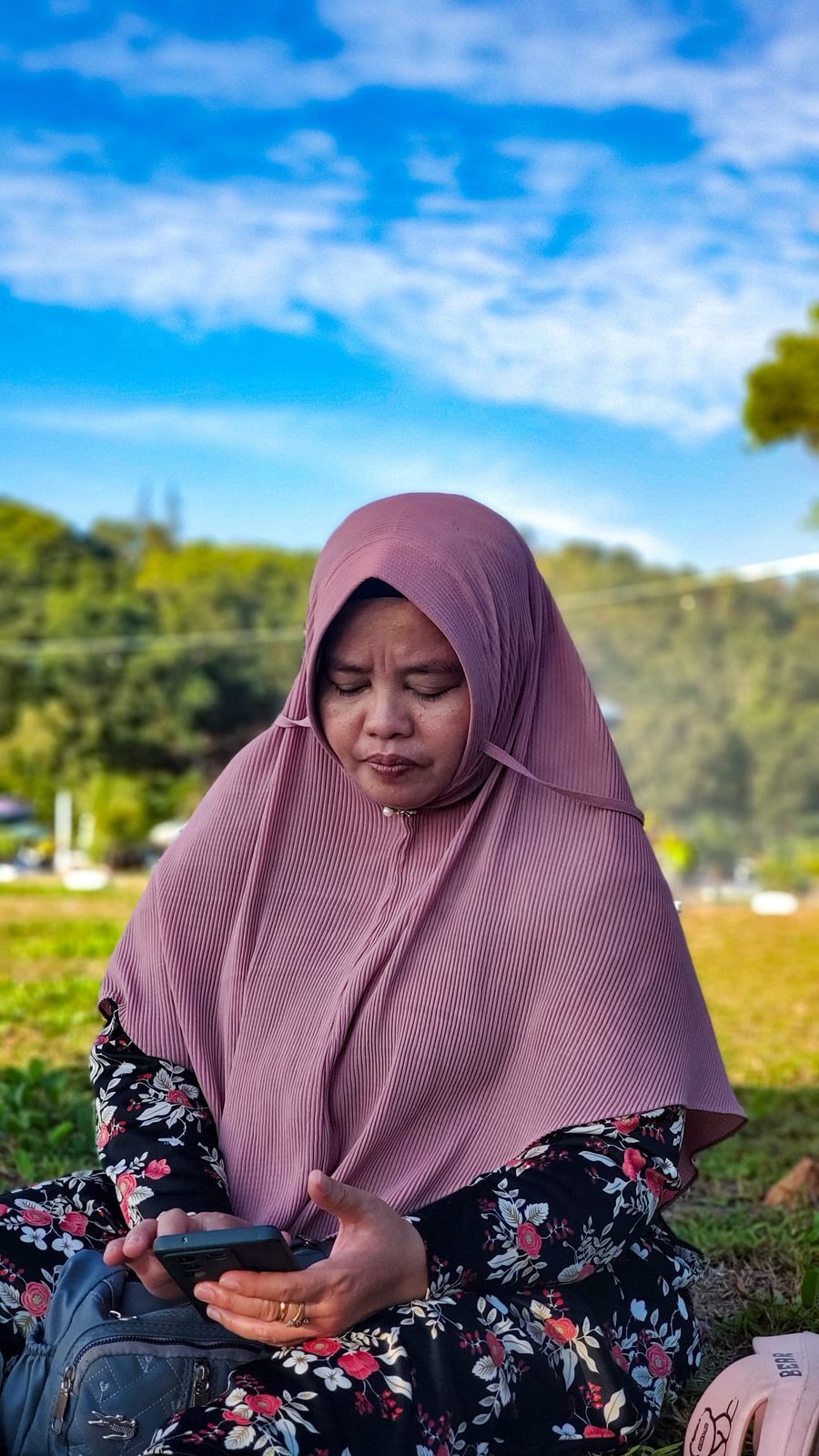 Ummi berjilbab pink di kebun