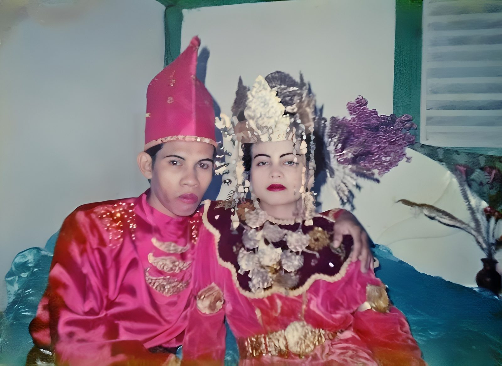 Foto pernikahan Ummi dan Abah dengan busana adat pink dan emas