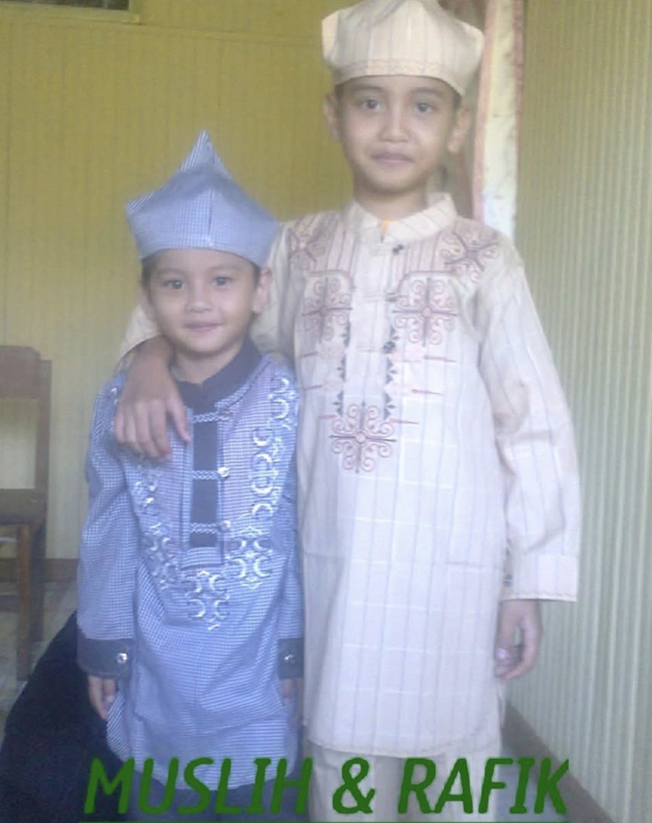 Muslih dan Rafiq waktu kecil berbaju koko dan berpeci, foto studio lama bertuliskan nama mereka