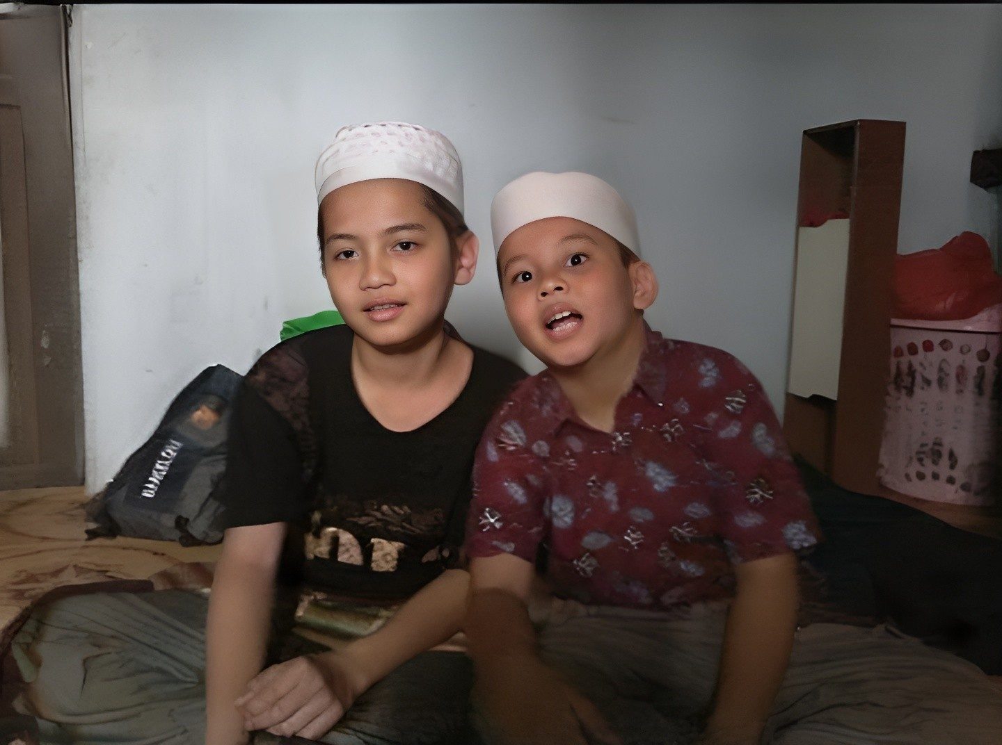 Rafiq dan Muslih waktu kecil memakai peci