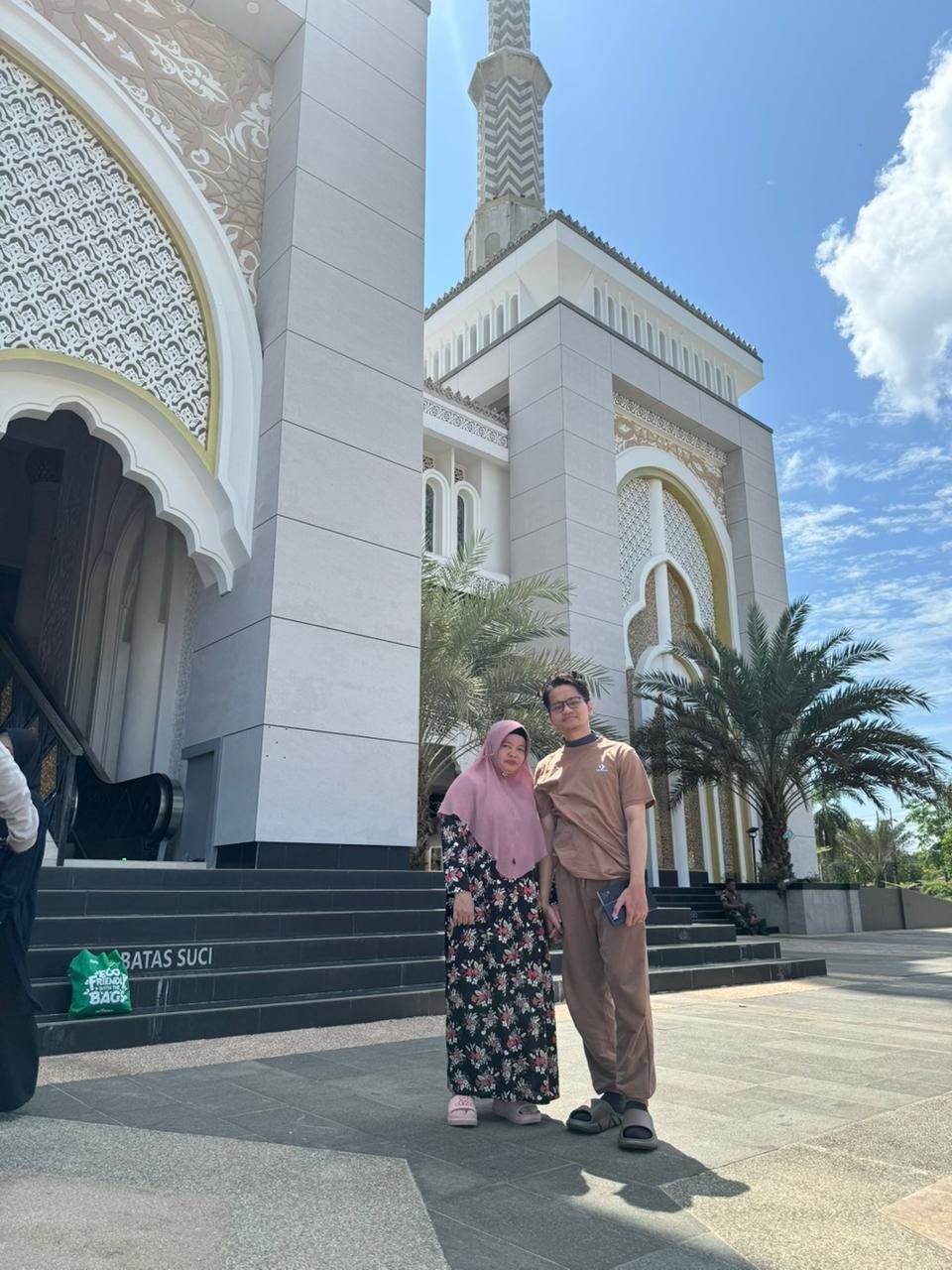 Ummi bersama anaknya di halaman masjid