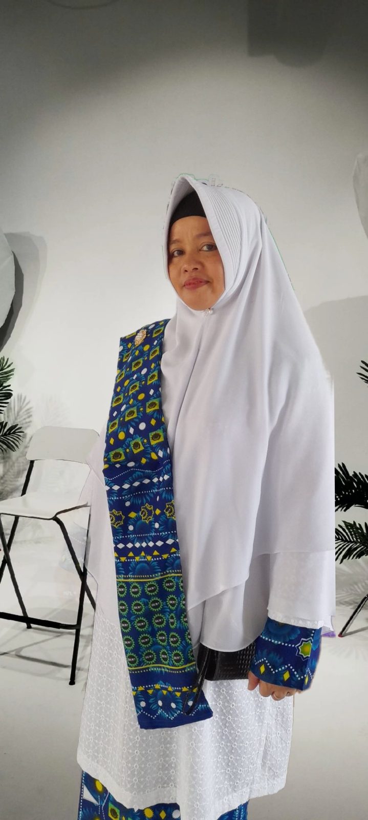 Ummi berjilbab putih dengan selendang biru