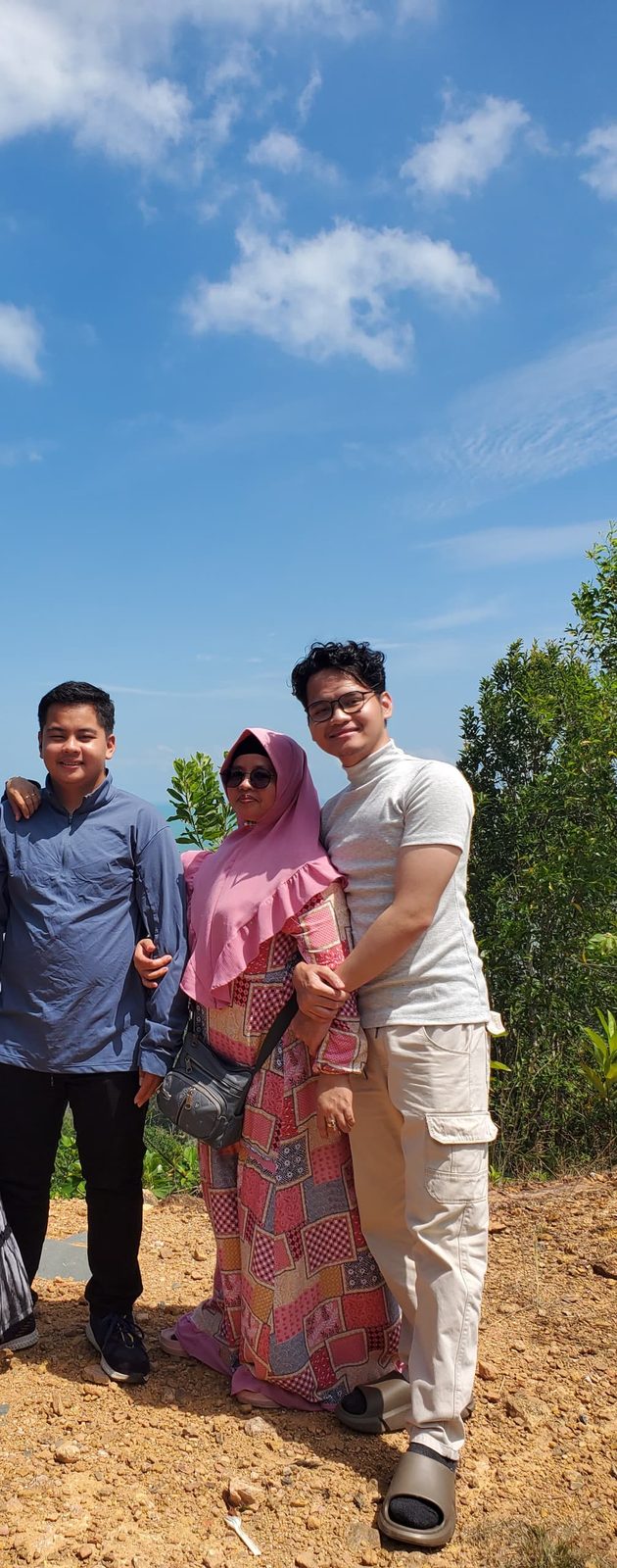 Ummi bersama kedua anaknya di bukit