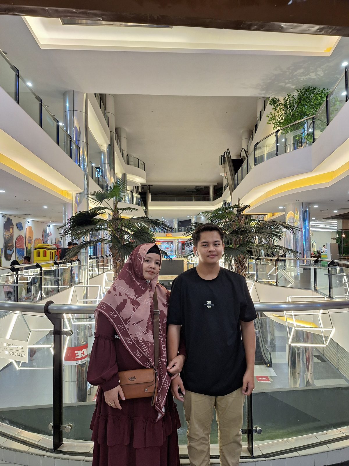 Ummi bersama anaknya di mal