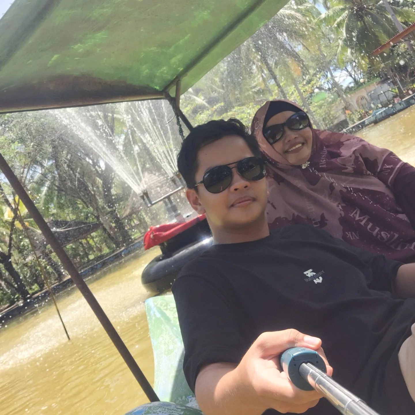 Selfie di perahu bersama Ummi
